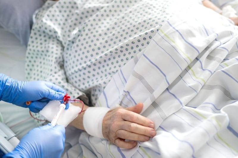 Einer Patientin wird Blut abgenommen (Symbolbild): Die Stadt Hamburg will in Wilhelmsburg eine Stadtteilklinik errichten.