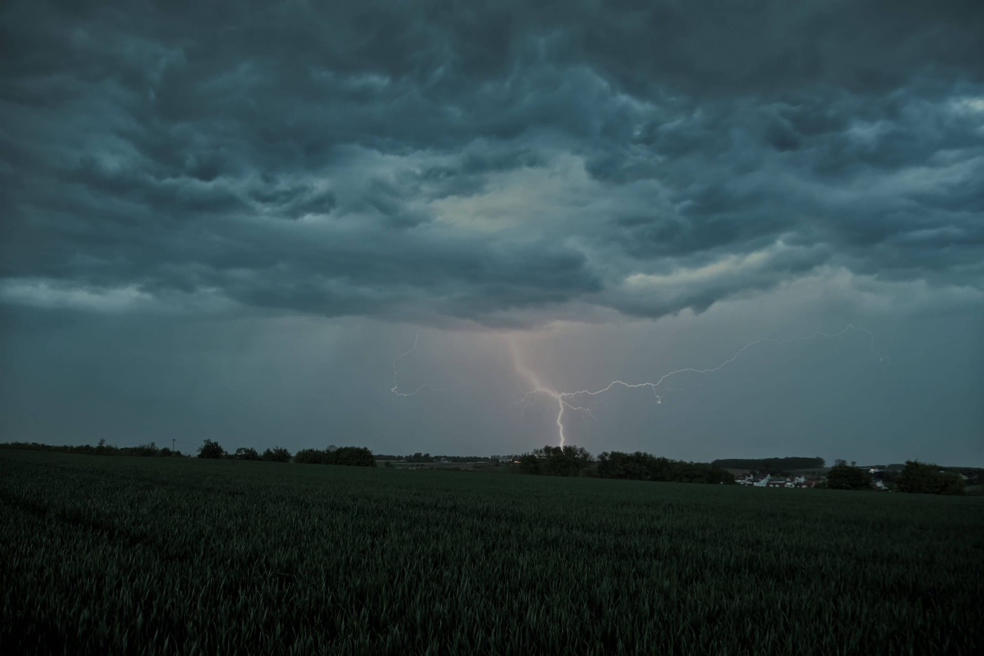 Ein Blitz schlägt während eines Unwetters ein (Symbolbild): In Köln und der Region drohen bereits am Wochenende stärkere Unwetter.