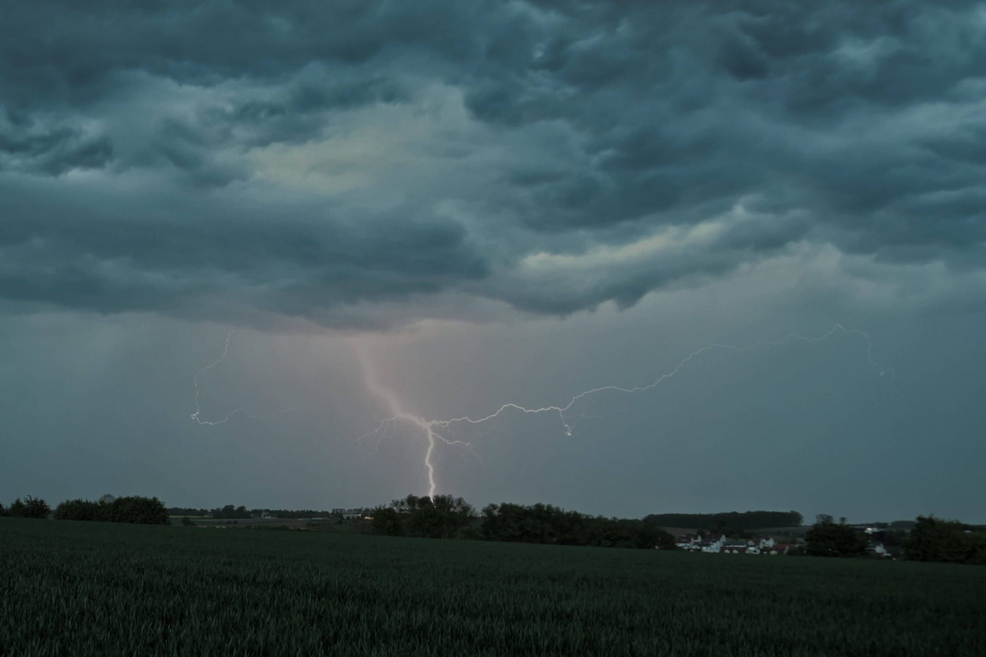 Ein Blitz schlägt während eines Unwetters ein (Symbolbild): In Köln und der Region drohen bereits am Wochenende stärkere Unwetter. Ein Blitz schlägt während eines Unwetters ein (Symbolbild): In Köln und der Region drohen bereits am Wochenende stärkere Unwetter.