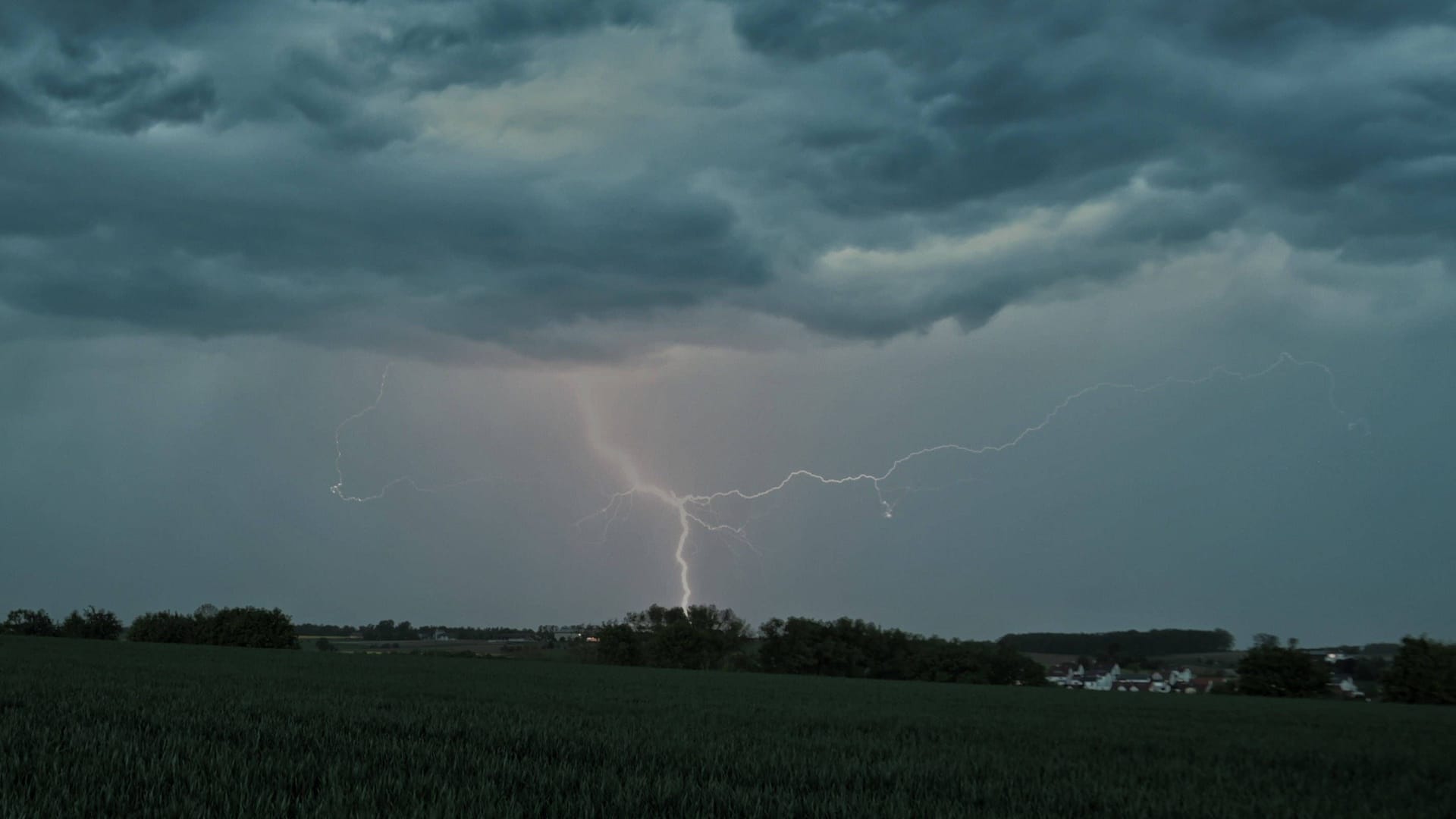 Ein Blitz schlägt während eines Unwetters ein (Symbolbild): In Köln und der Region drohen bereits am Wochenende stärkere Unwetter.