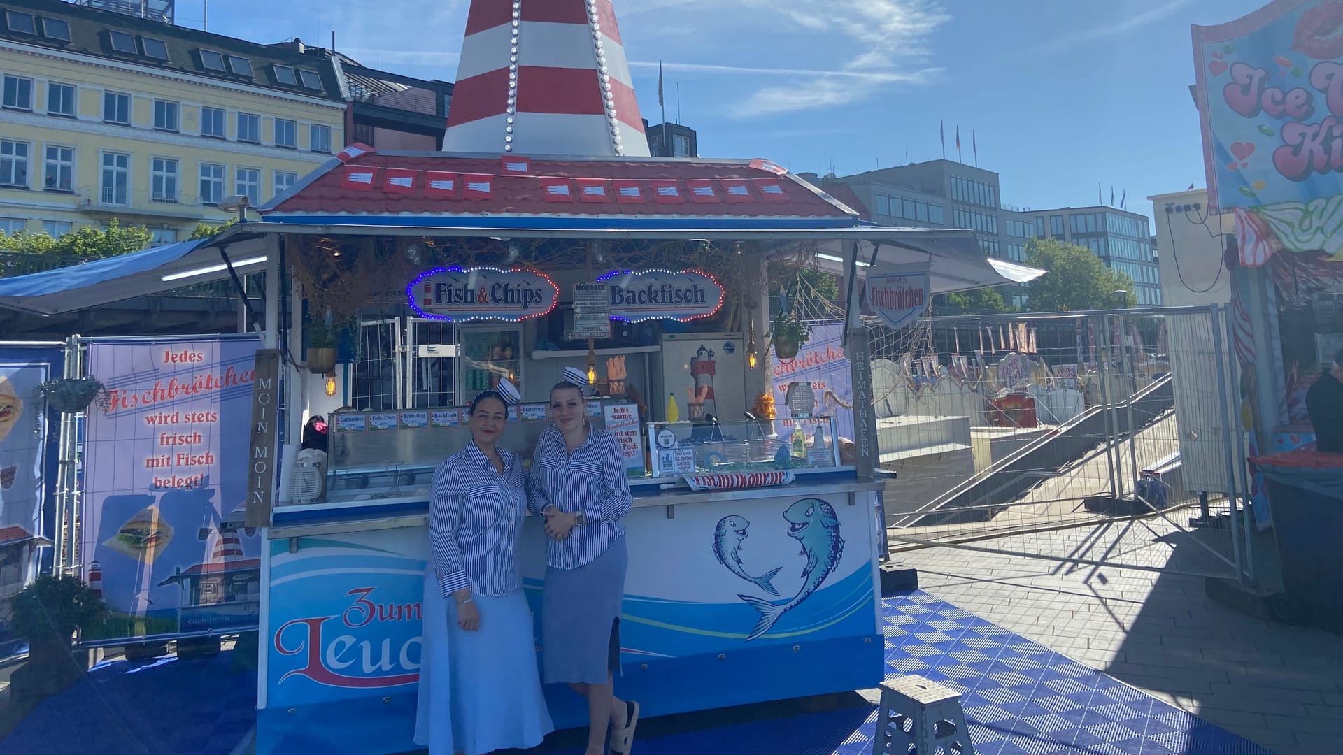 Gina und ihre Mitarbeiterin vor dem Fischstand "Zum Leuchtturm": Sie sind zum ersten Mal mit ihren norddeutschen Leckereien auf dem Hafengeburtstag.