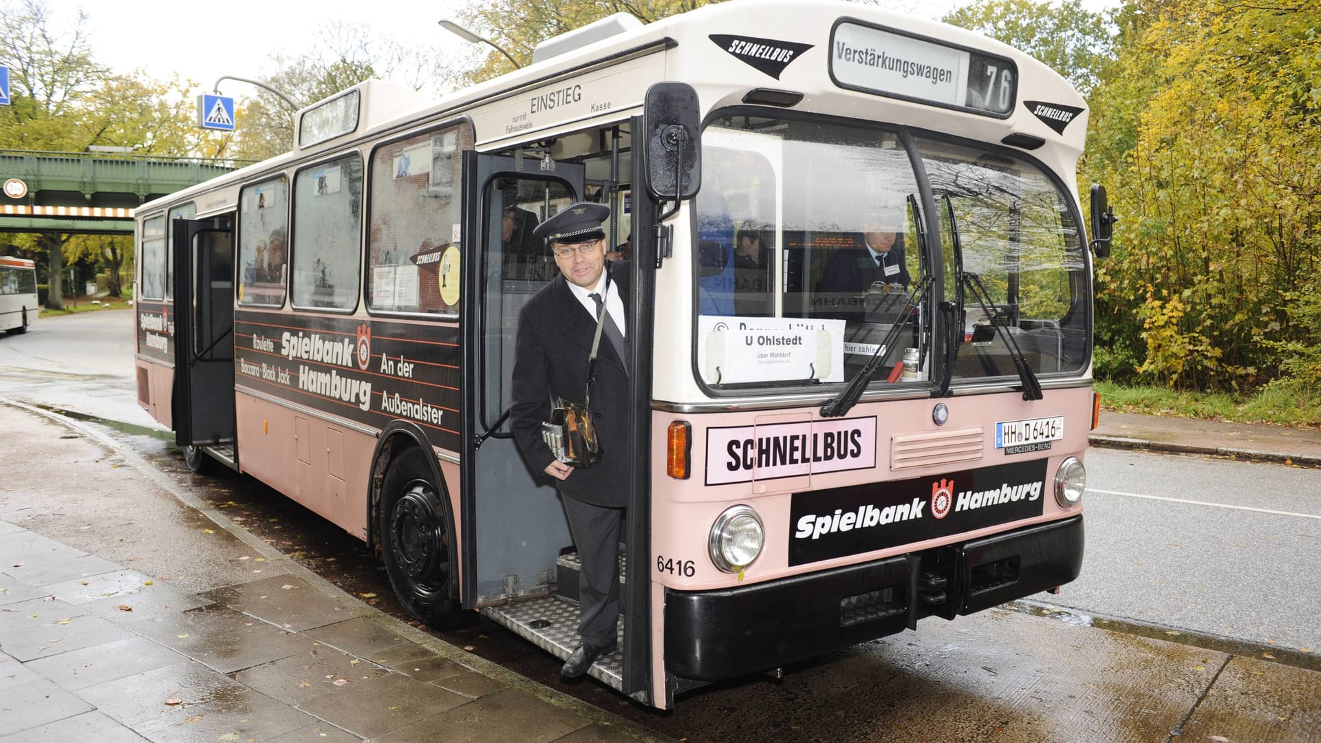 Ein Daimler-Benz O 305 in Altrosa (Symbolbild): Am Mühlentag können Interessierte mit einem solchen Omnibus auf Mühlenbesichtigung gehen. Ein Daimler-Benz O 305 in Altrosa (Symbolbild): Am Mühlentag können Interessierte mit einem solchen Omnibus auf Mühlenbesichtigung gehen.