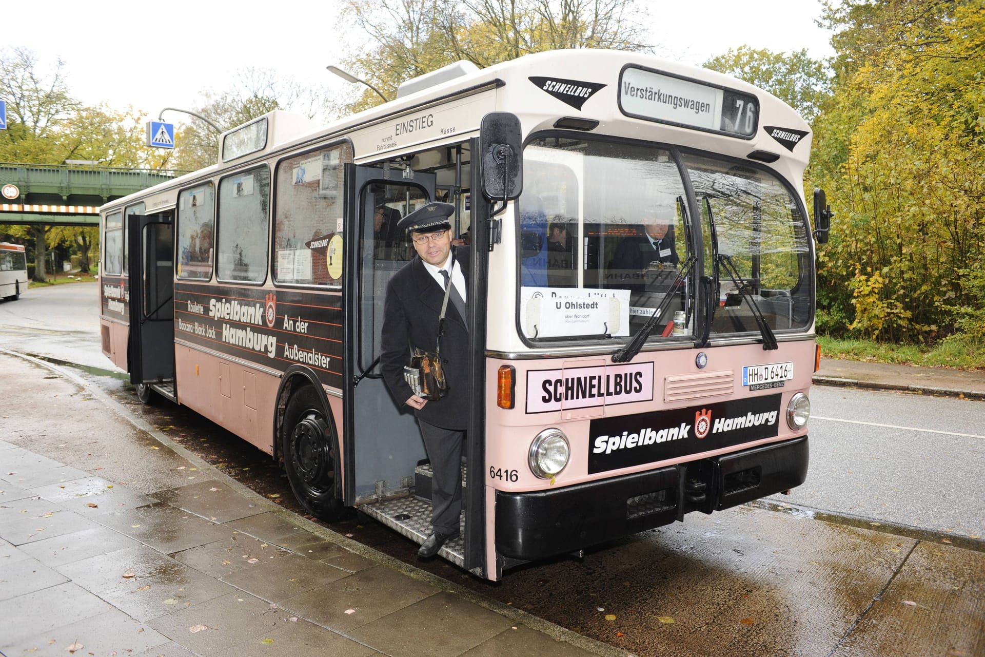 Ein Daimler-Benz O 305 in Altrosa (Symbolbild): Am Mühlentag können Interessierte mit einem solchen Omnibus auf Mühlenbesichtigung gehen.