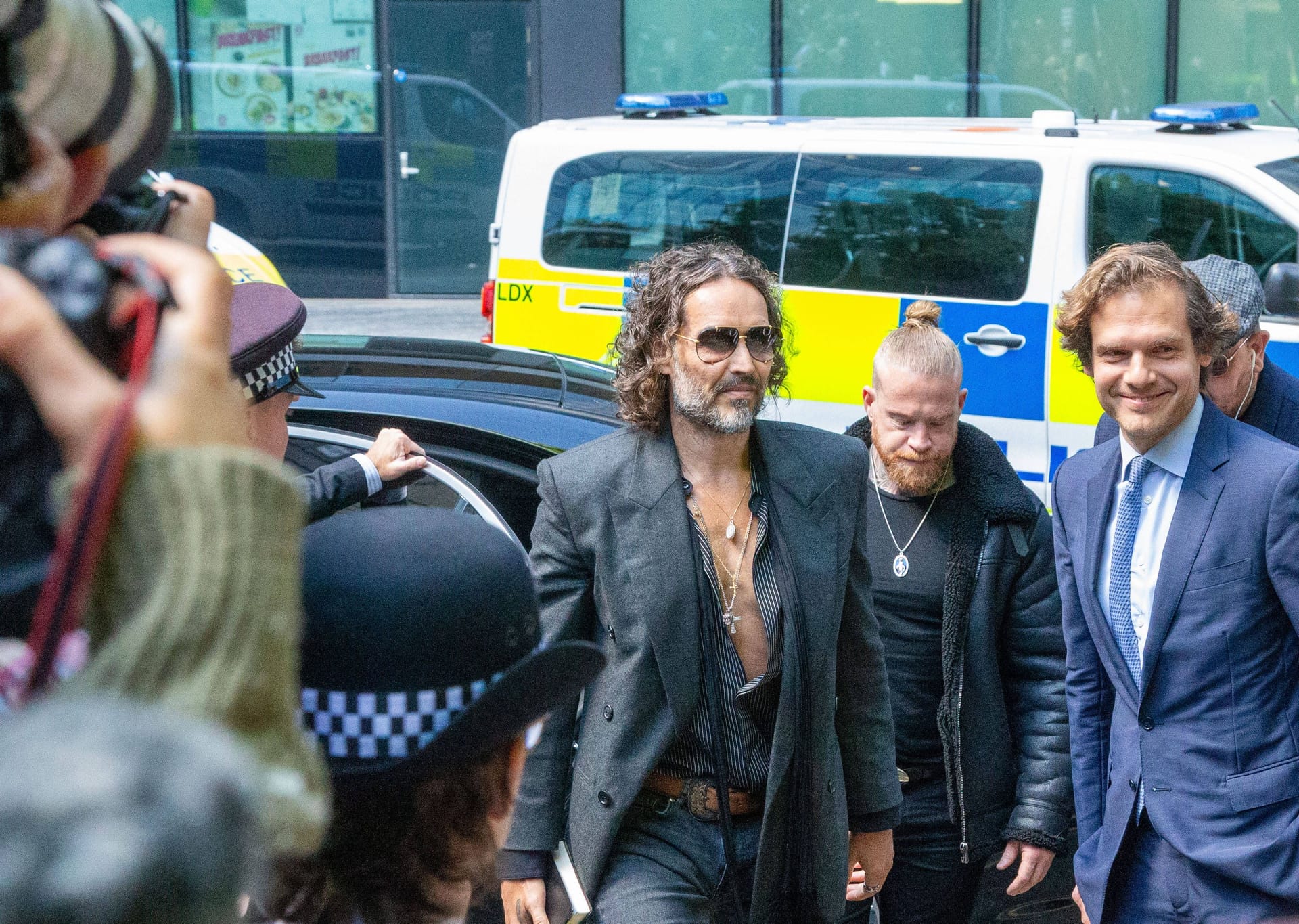 Russell Brand trug ein aufgeknöpftes Hemd vor.