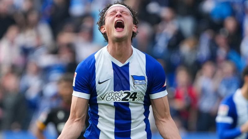 Herthas Fabian Reese bejubelt zum Spielende den 3:1-Treffer: