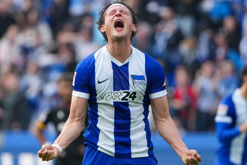 Herthas Fabian Reese bejubelt zum Spielende den 3:1-Treffer: