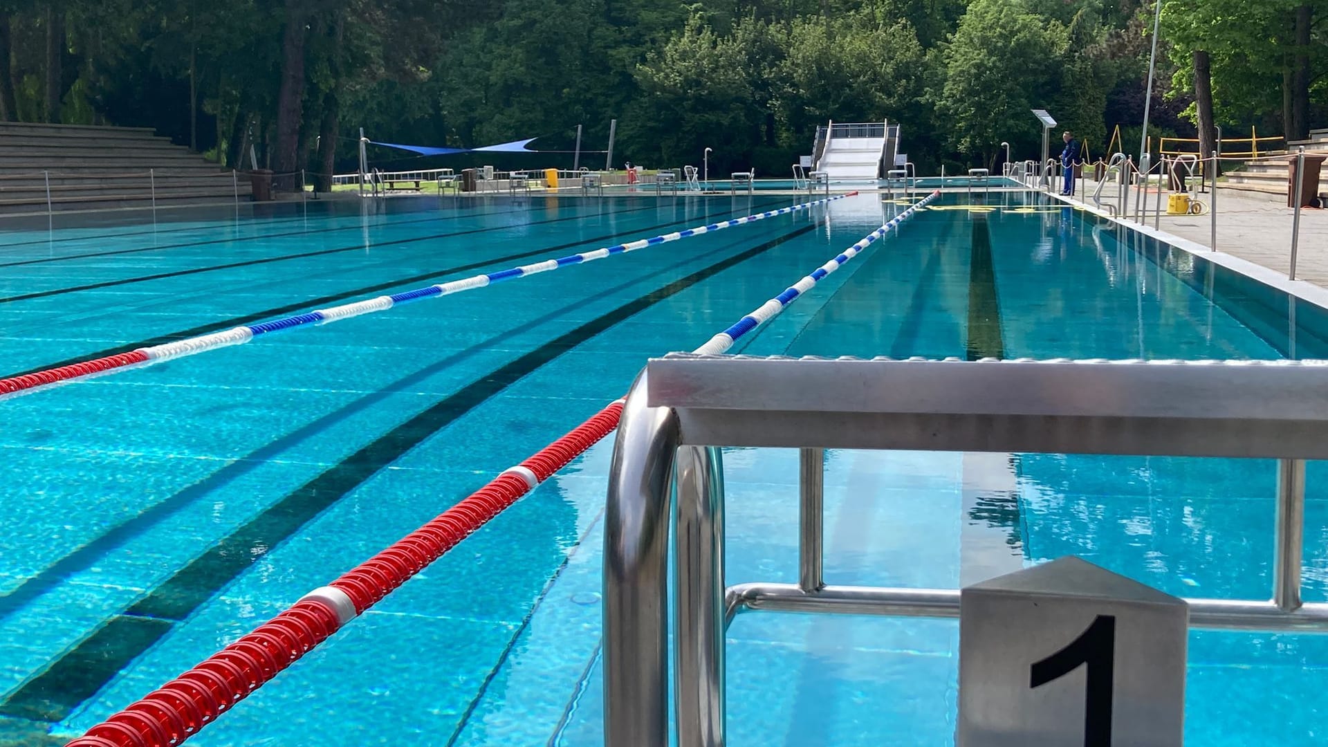 Das Freibadbecken im Stadionbad. Es bleibt dauerhaft, aber auch unbeheizt, für Freiluftschwimmer geöffnet.