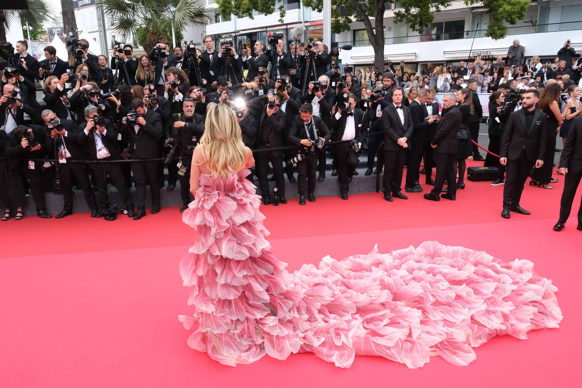 Heidi Klum trug in Cannes eine lange Schleppe in Rosa.