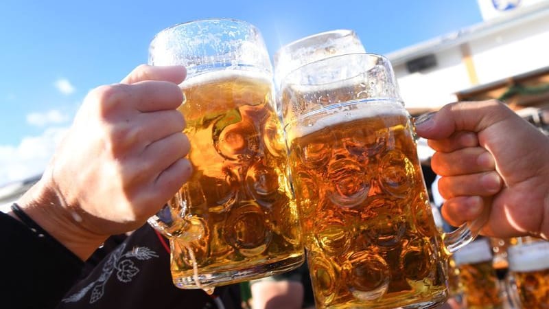 Besucher stoßen auf dem Oktoberfest mit Maßkrügen voller Bier an: Die Preise erreichen in diesem Jahr ein neues Rekordhoch.