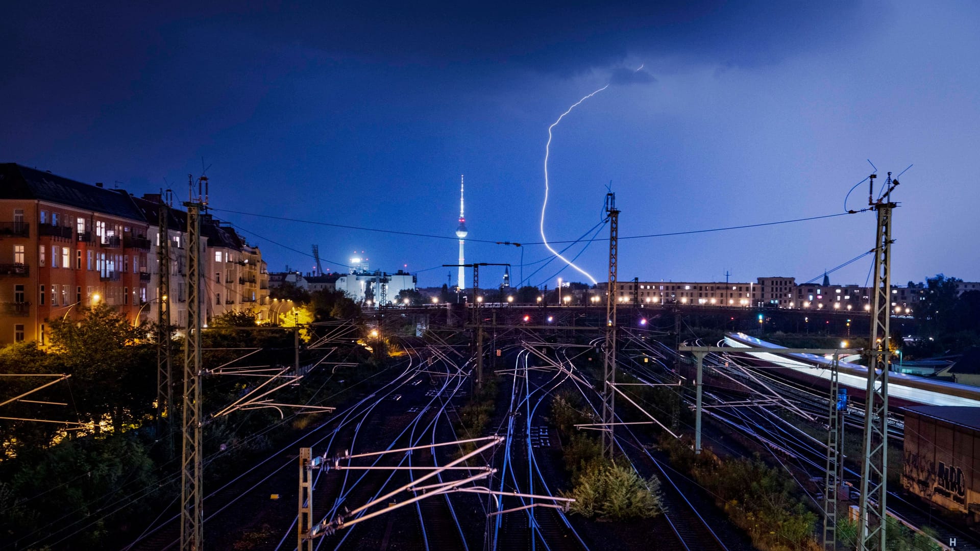 Gewitter über Berlin (Symbolbild): Am Samstag drohen Blitz, Hagel und stürmische Böen in der Hauptstadtregion.