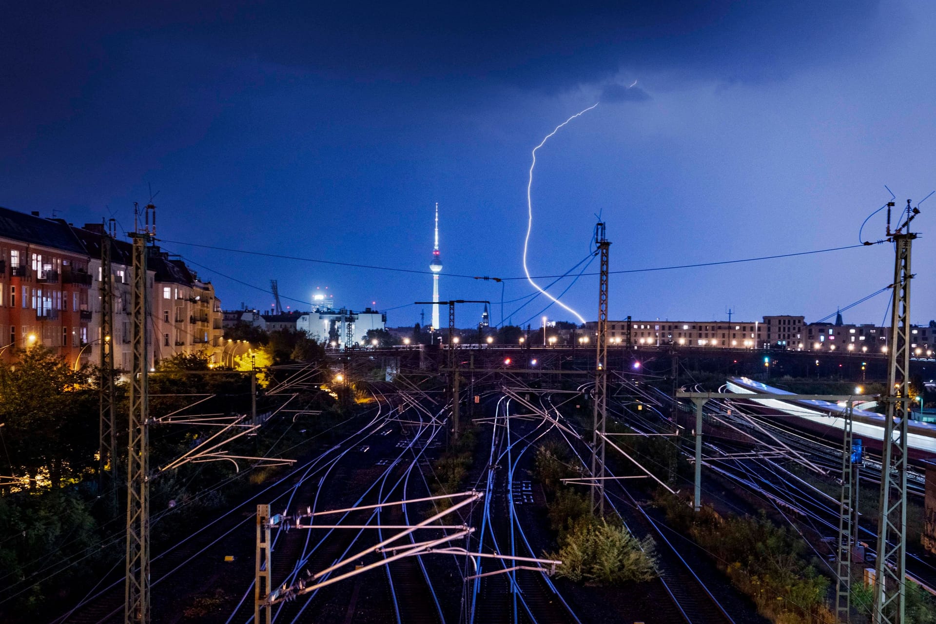 Gewitter über Berlin (Symbolbild): Am Samstag drohen Blitz, Hagel und stürmische Böen in der Hauptstadtregion.