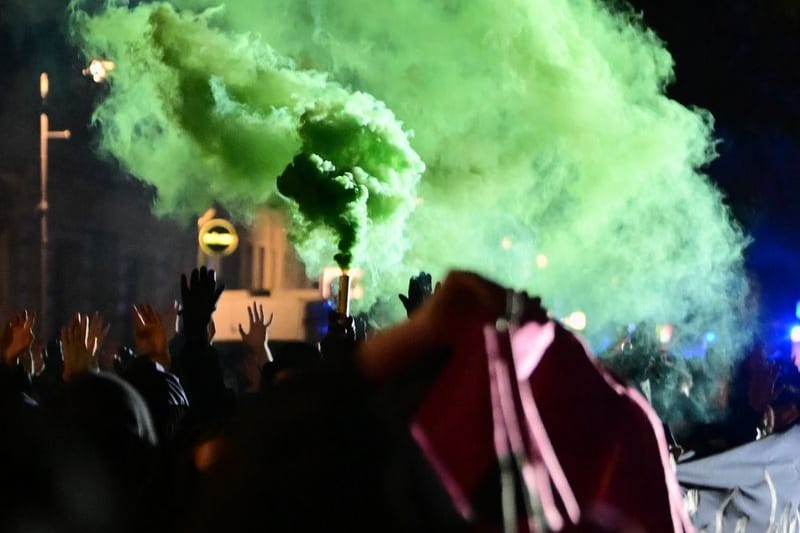 Rauch steigt während der Demonstration "Take back the Night" im Berliner Bezirk Friedrichshain auf: