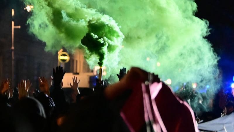 Rauch steigt während der Demonstration "Take back the Night" im Berliner Bezirk Friedrichshain auf: