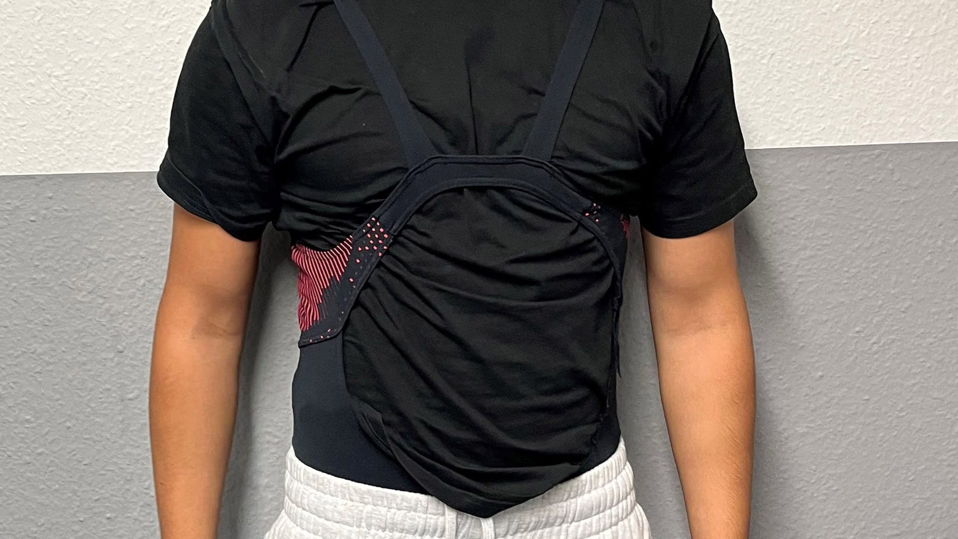 Der Jugendliche mit dem zweckentfremdeten Badeanzug: Er fiel bei einer Kontrolle in Düsseldorf auf. Der Jugendliche mit dem zweckentfremdeten Badeanzug: Er fiel bei einer Kontrolle in Düsseldorf auf.