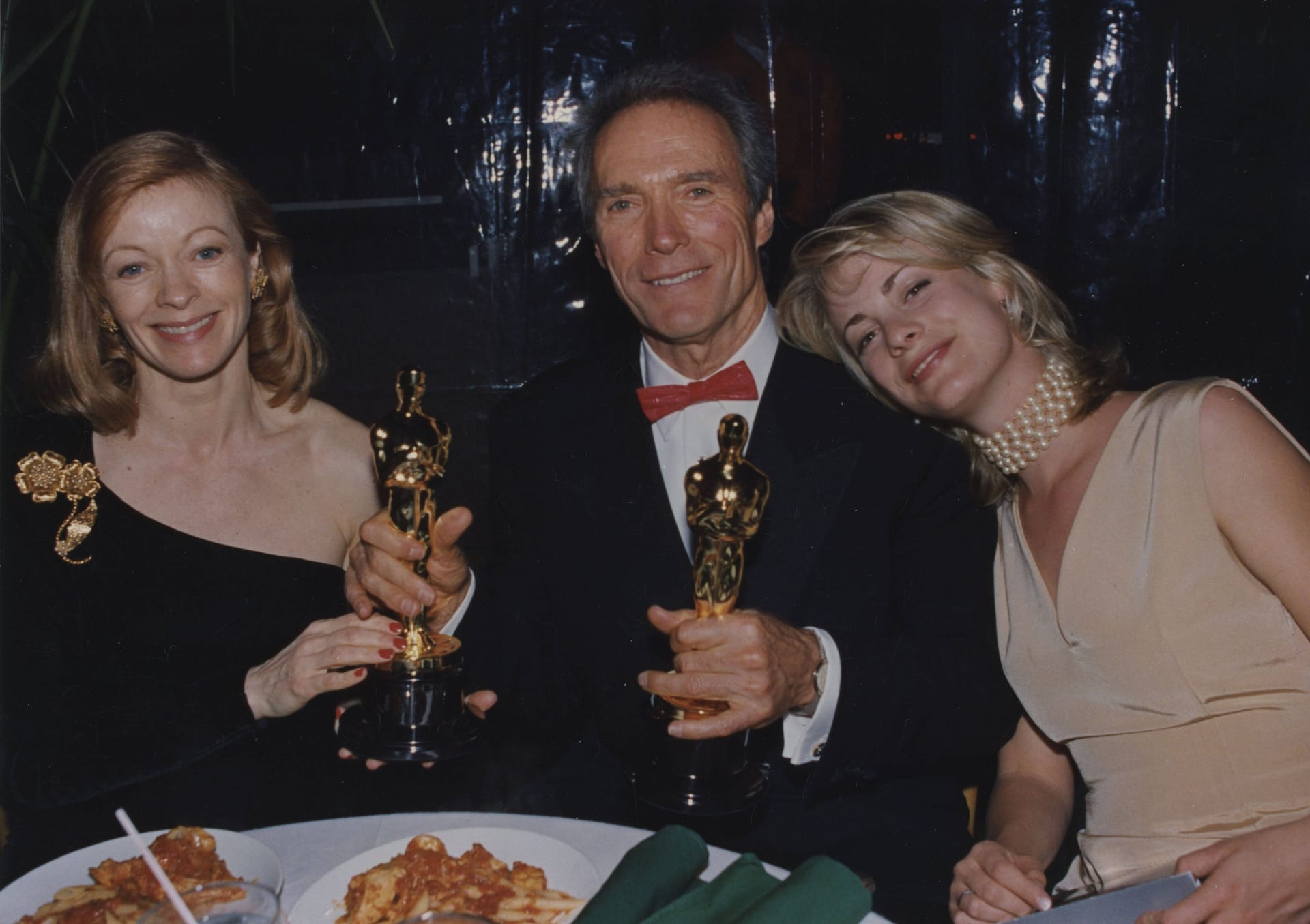 Clint Eastwood: Während sich seine Tochter Alison an seine Schulter lehnt, sitzt seine damalige Partnerin Frances Fisher links von ihm.