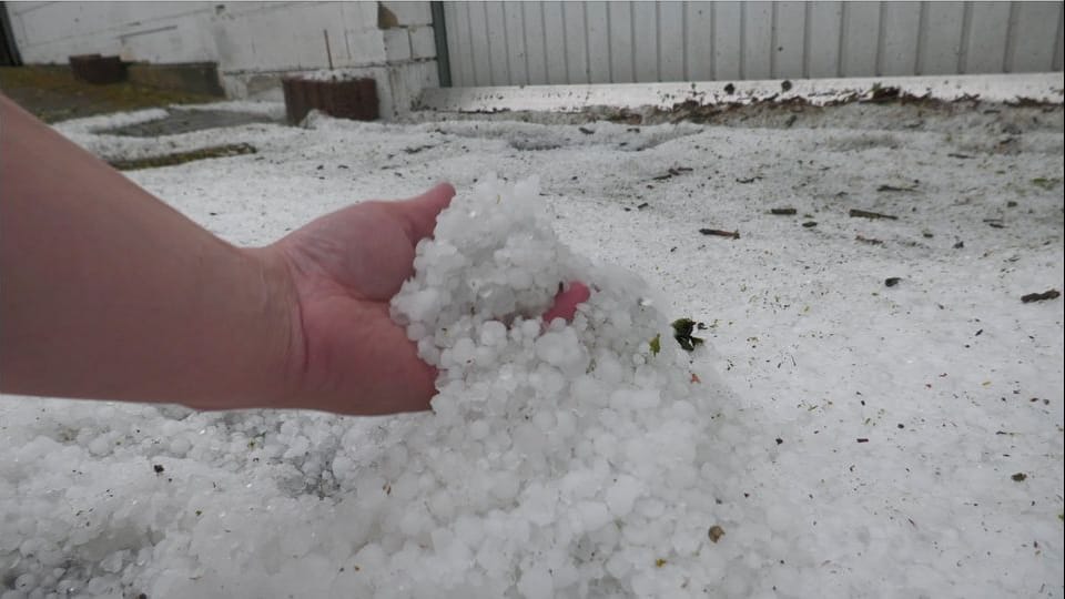 Unwetter in Westdeutschland: Hagel sammelt sich auf Grundstücken.