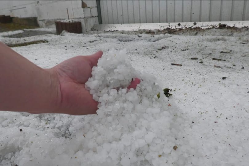 Unwetter in Westdeutschland: Hagel sammelt sich auf Grundstücken. Unwetter in Westdeutschland: Hagel sammelt sich auf Grundstücken.