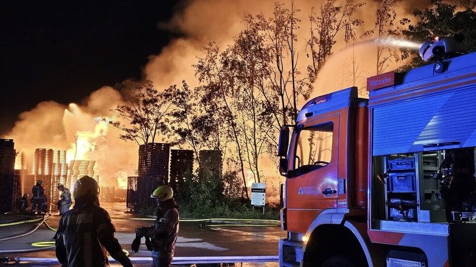 Feuerwehrfahrzeug und Rettungskräfte im Einsatz: In Marzahn steht seit Sonntagabend eine Lagerhalle in Brand.