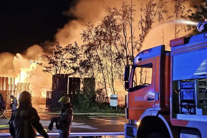 Feuerwehrfahrzeug und Rettungskräfte im Einsatz: In Marzahn steht seit Sonntagabend eine Lagerhalle in Brand.