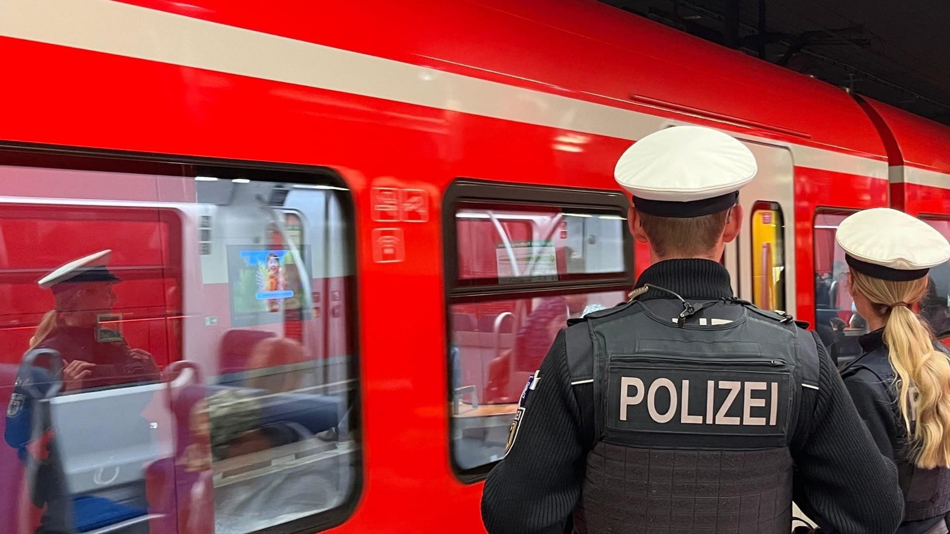 Bundespolizisten warten auf eine einfahrende S-Bahn (Symbolbild): Gegen die beiden Frauen wird nun ermittelt. Bundespolizisten warten auf eine einfahrende S-Bahn (Symbolbild): Gegen die beiden Frauen wird nun ermittelt.