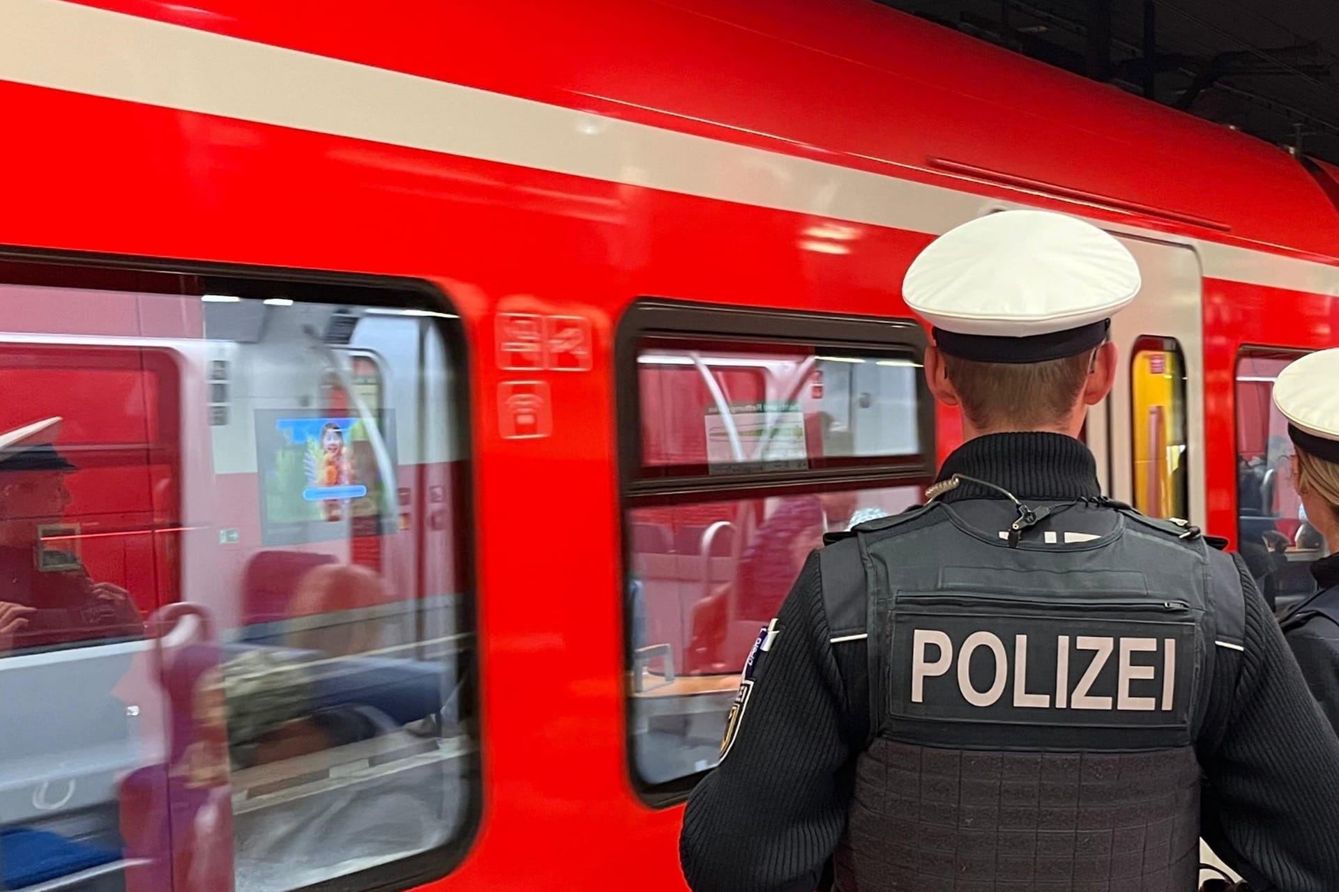 Bundespolizisten warten auf eine einfahrende S-Bahn (Symbolbild): Gegen die beiden Frauen wird nun ermittelt.