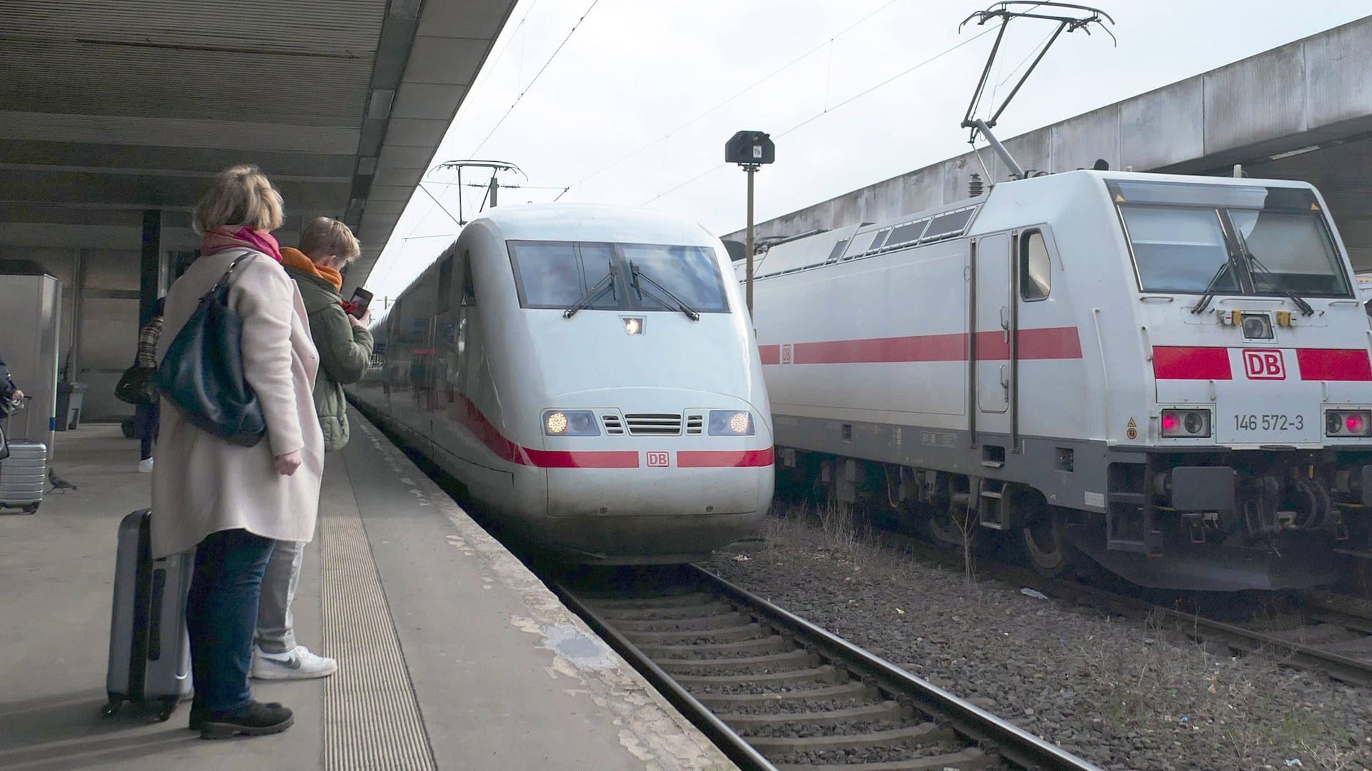 ICE aus Berlin fährt in Hannover ein (Symbolbild): Zwischen Stendal und der Landeshauptstadt ist der Bahnverkehr erheblich gestört.