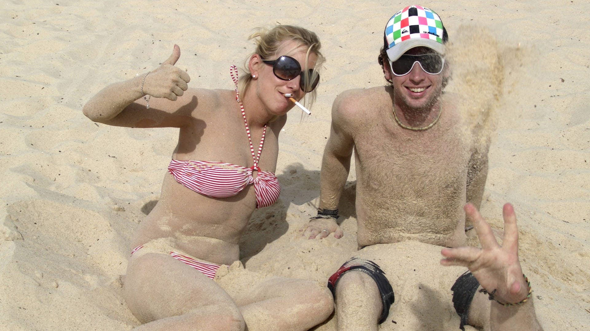 Junge Menschen genießen einen Strandtag (Symbolbild): Nach einem Ausflug zum Fühlinger See braucht man sich nicht mehr um- oder anzuziehen.
