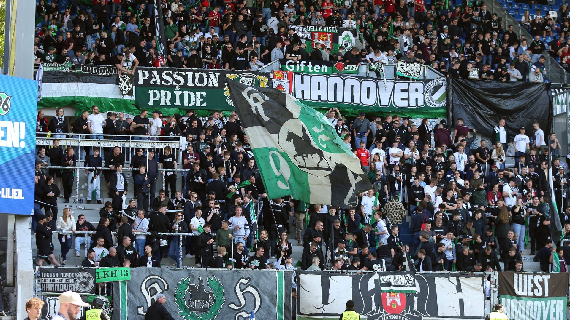 96-Fans bei einem Auswärtsspiel: In welchem Trikot laufen die Fußballer künftig auswärts auf?