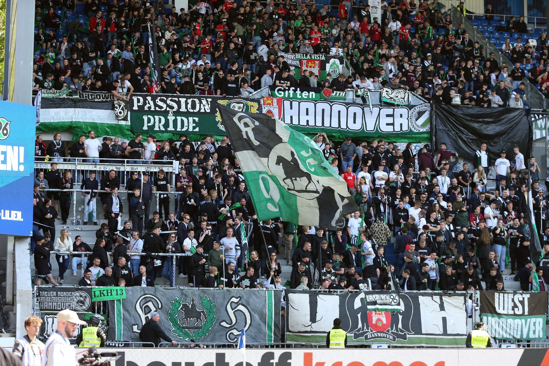 96-Fans bei einem Auswärtsspiel: In welchem Trikot laufen die Fußballer künftig auswärts auf?