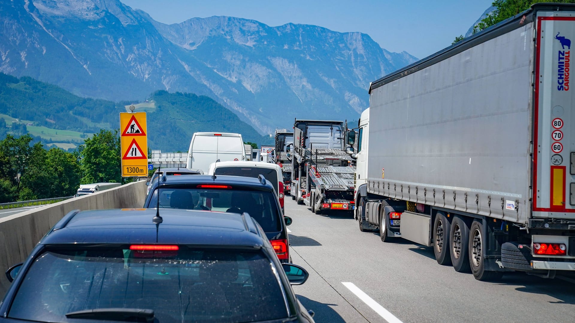 Stau auf der Tauernautobahn A10 in Österreich (Archivbild): Reisende brauchten starke Nerven.