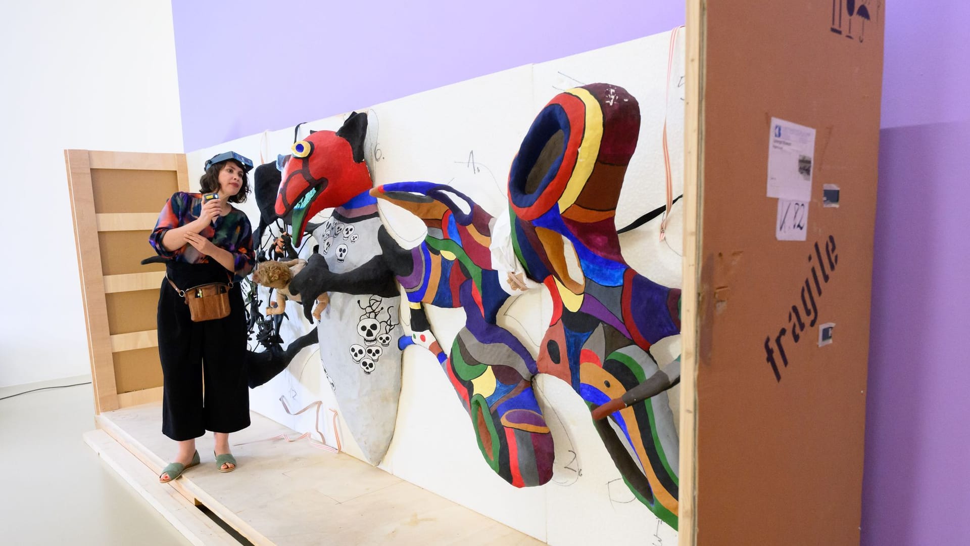 Restauratorin Eliza Reichel steh an einem Kunstwerk von Niki De St. Phalle: Besucher des Sprengel Museums können derzeit beobachten, wie Kunstwerke restauriert werden. Restauratorin Eliza Reichel steh an einem Kunstwerk von Niki De St. Phalle: Besucher des Sprengel Museums können derzeit beobachten, wie Kunstwerke restauriert werden.