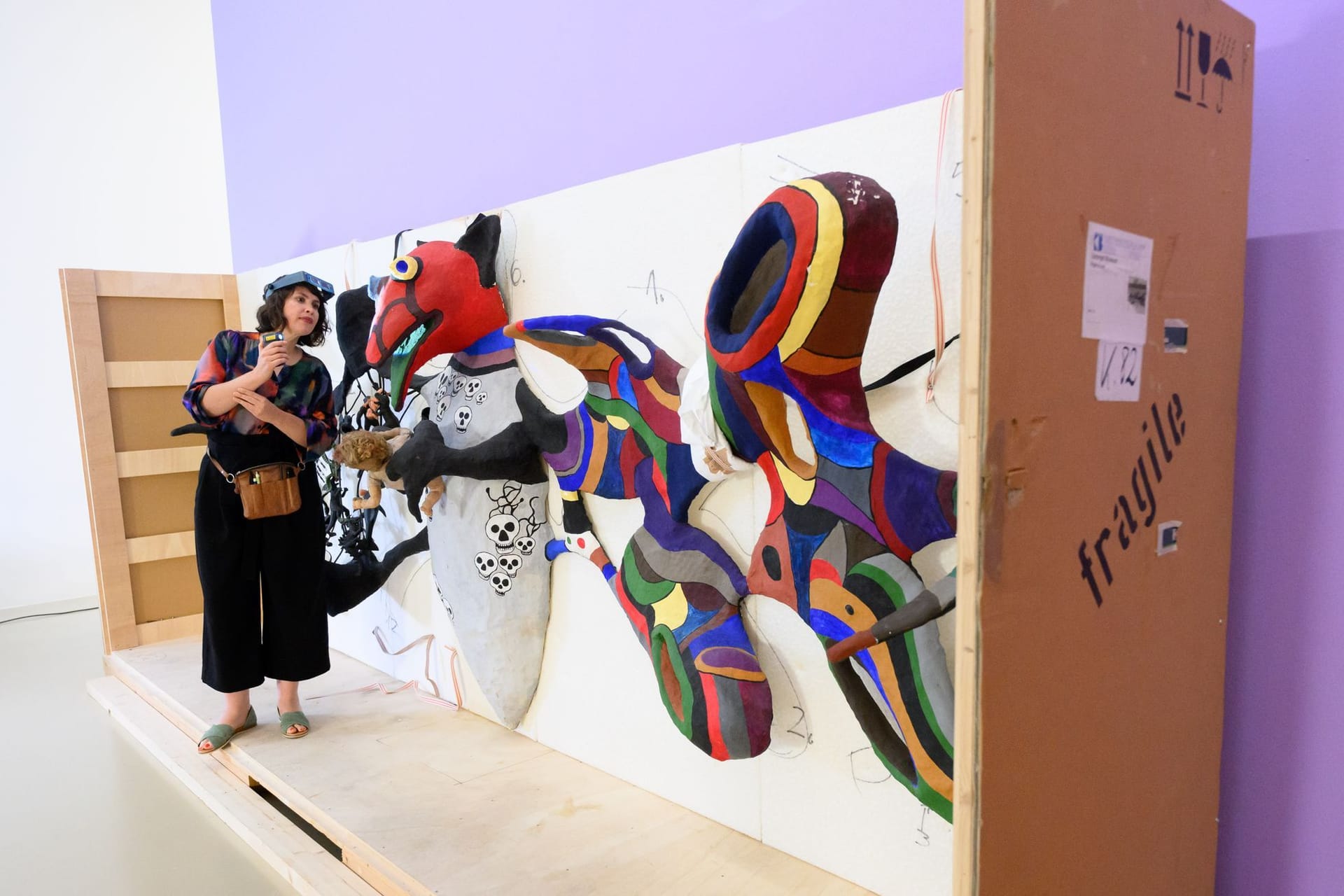 Restauratorin Eliza Reichel steh an einem Kunstwerk von Niki De St. Phalle: Besucher des Sprengel Museums können derzeit beobachten, wie Kunstwerke restauriert werden.