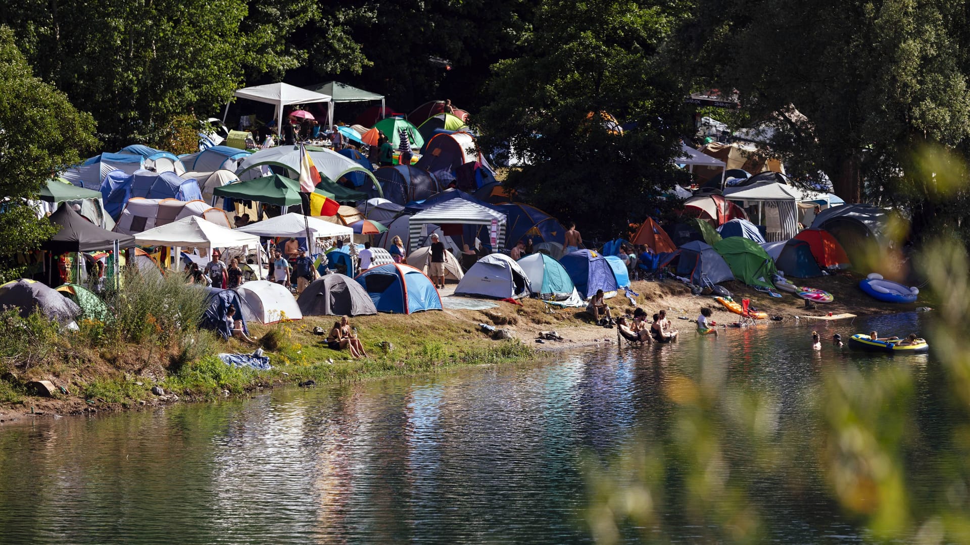 Camper beim Summerjam am Fühlinger See (Symbolfoto): Zelten gehört für viele Festivalgänger seit Jahren traditionell dazu.