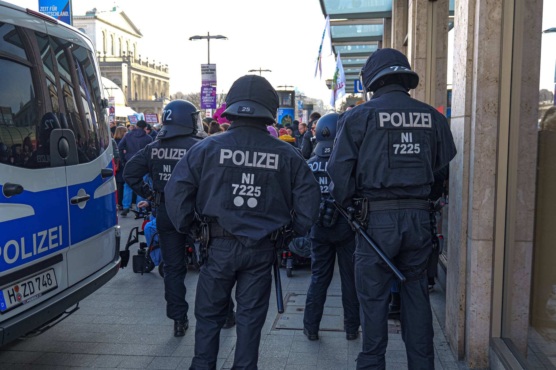 Polizisten neben einem Einsatzfahrzeug bei einer Demo in Hannover (Archivbild): Die Polizeigewerkschaft fordert, dass sich die Wertschätzung der Arbeit der Beamten auch auf den Lohnzettel durchschlägt.