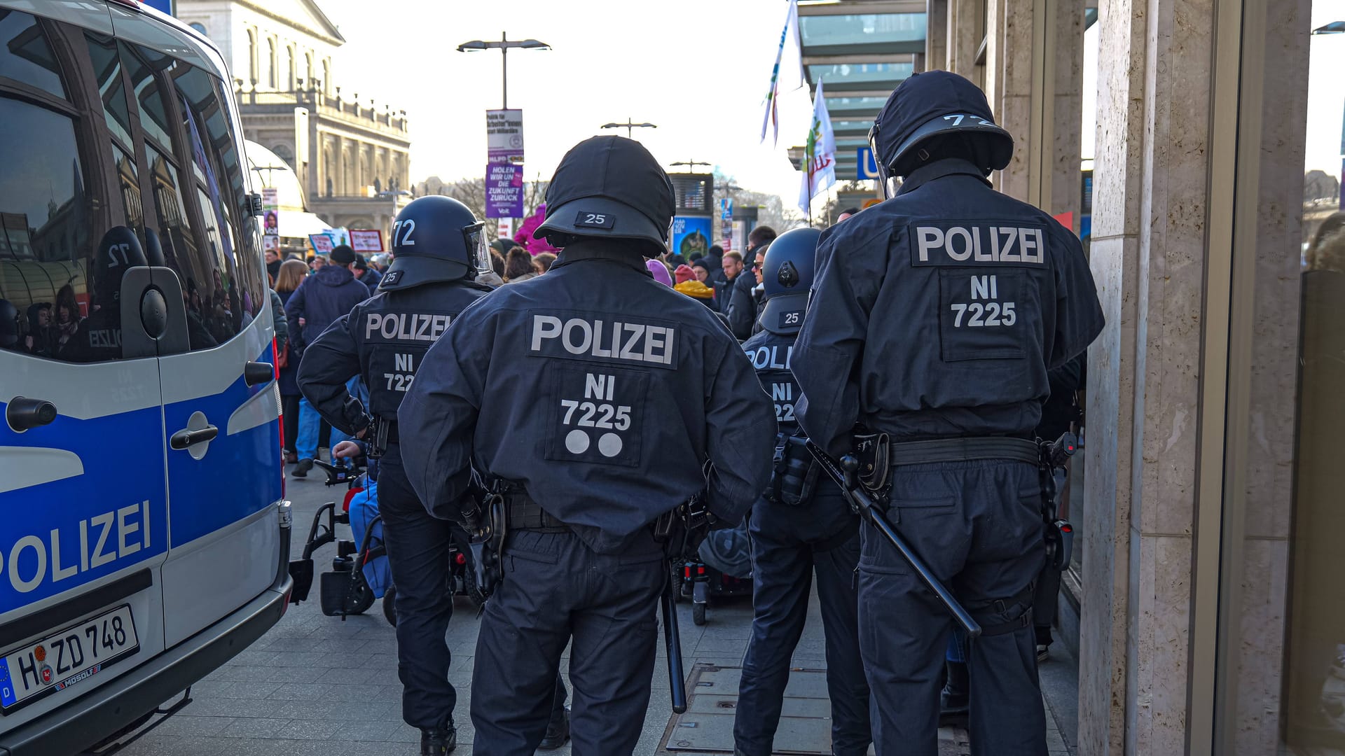 Polizisten neben einem Einsatzfahrzeug bei einer Demo in Hannover (Archivbild): Die Polizeigewerkschaft fordert, dass sich die Wertschätzung der Arbeit der Beamten auch auf den Lohnzettel durchschlägt.