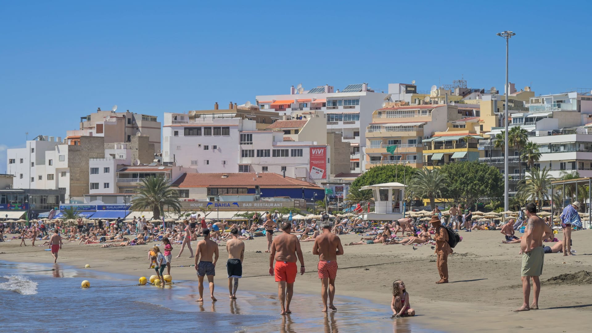 Der Strand von Los Cristianos auf Teneriffa: Die meisten Urlauber wählen diese Insel für ihren Aufenthalt.