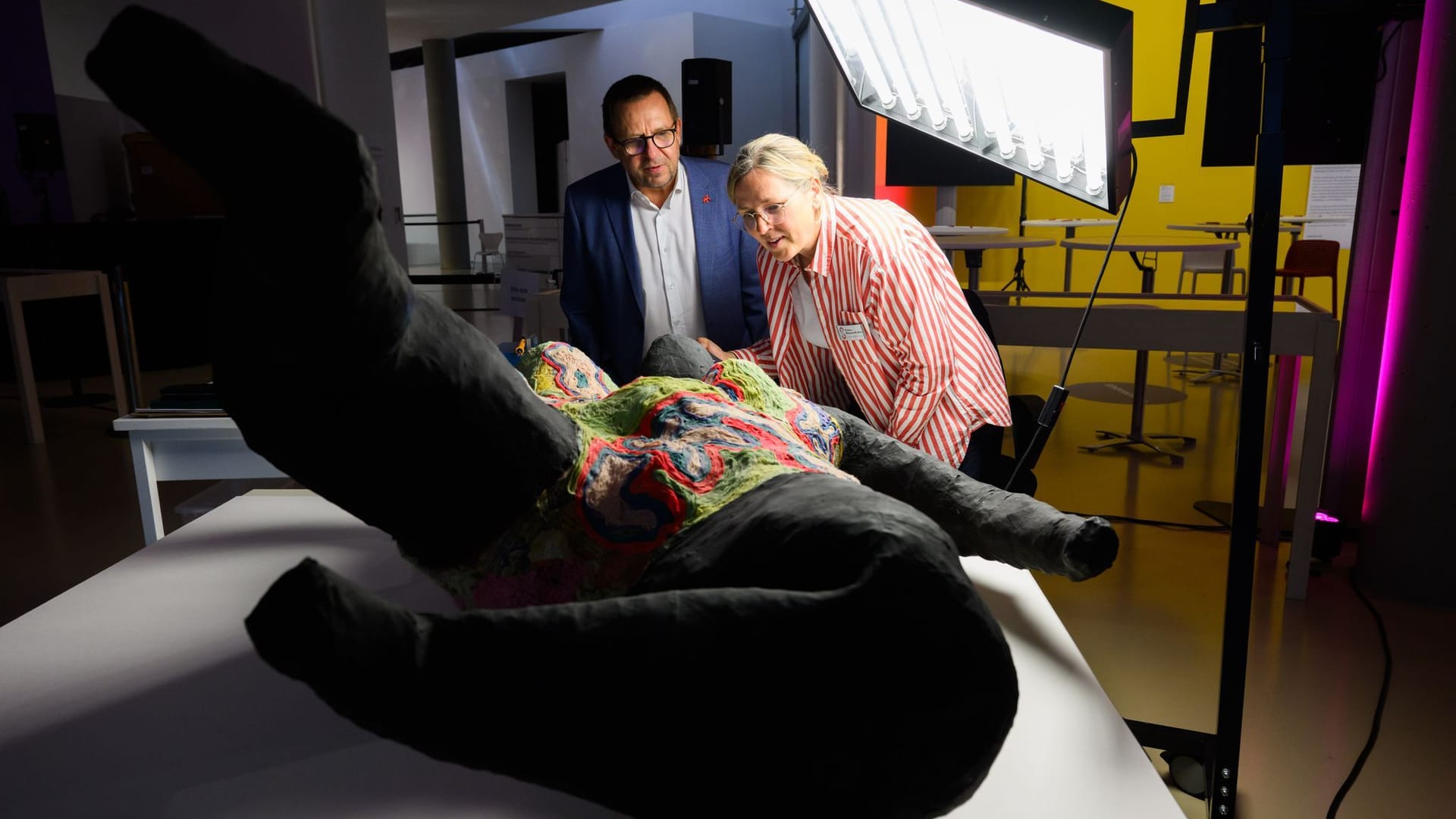 Restauratorin Kristina Blaschke-Walther erläutert Reinhard Spieler im Sprengel Museum die Restauration des Kunstwerkes "Nana noire" (1965) von Niki De St. Phalle.