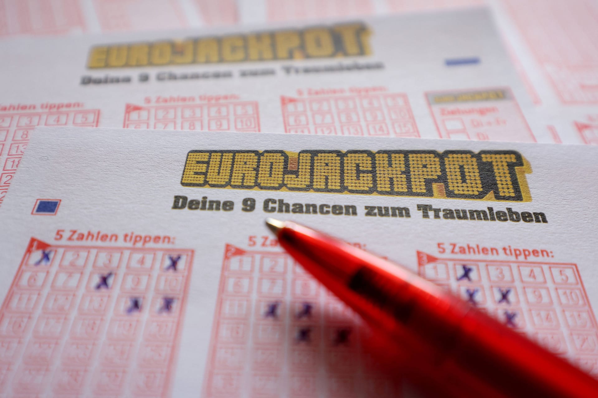 Kreuze auf einem Eurojackpot-Spielschein (Symbolfoto): Mehrere Spieler aus Schleswig-Holstein haben am Abend in der Lotterie große Summen gewonnen.