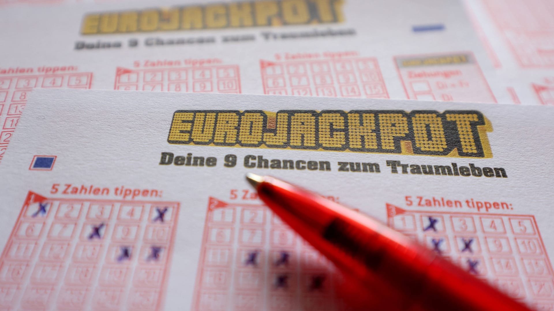 Kreuze auf einem Eurojackpot-Spielschein (Symbolfoto): Mehrere Spieler aus Schleswig-Holstein haben am Abend in der Lotterie große Summen gewonnen.