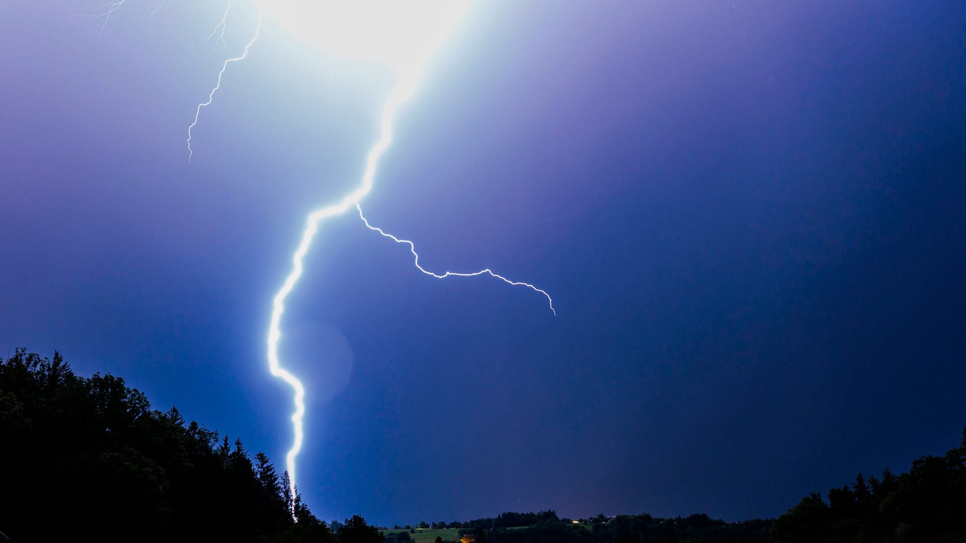 Blitz am Himmel (Symbolfoto): Am Wochenende soll es in der Städteregion Aachen zu Gewittern kommen. Blitz am Himmel (Symbolfoto): Am Wochenende soll es in der Städteregion Aachen zu Gewittern kommen.