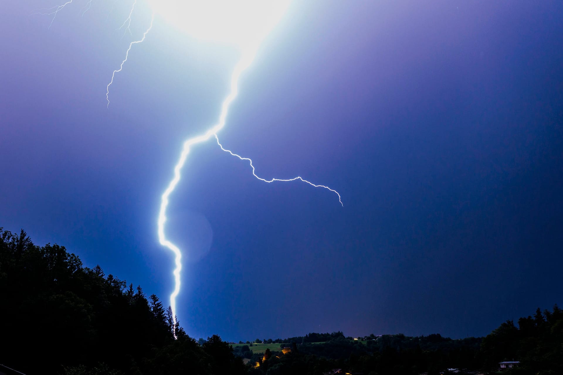 Blitz am Himmel (Symbolfoto): Am Wochenende soll es in der Städteregion Aachen zu Gewittern kommen.