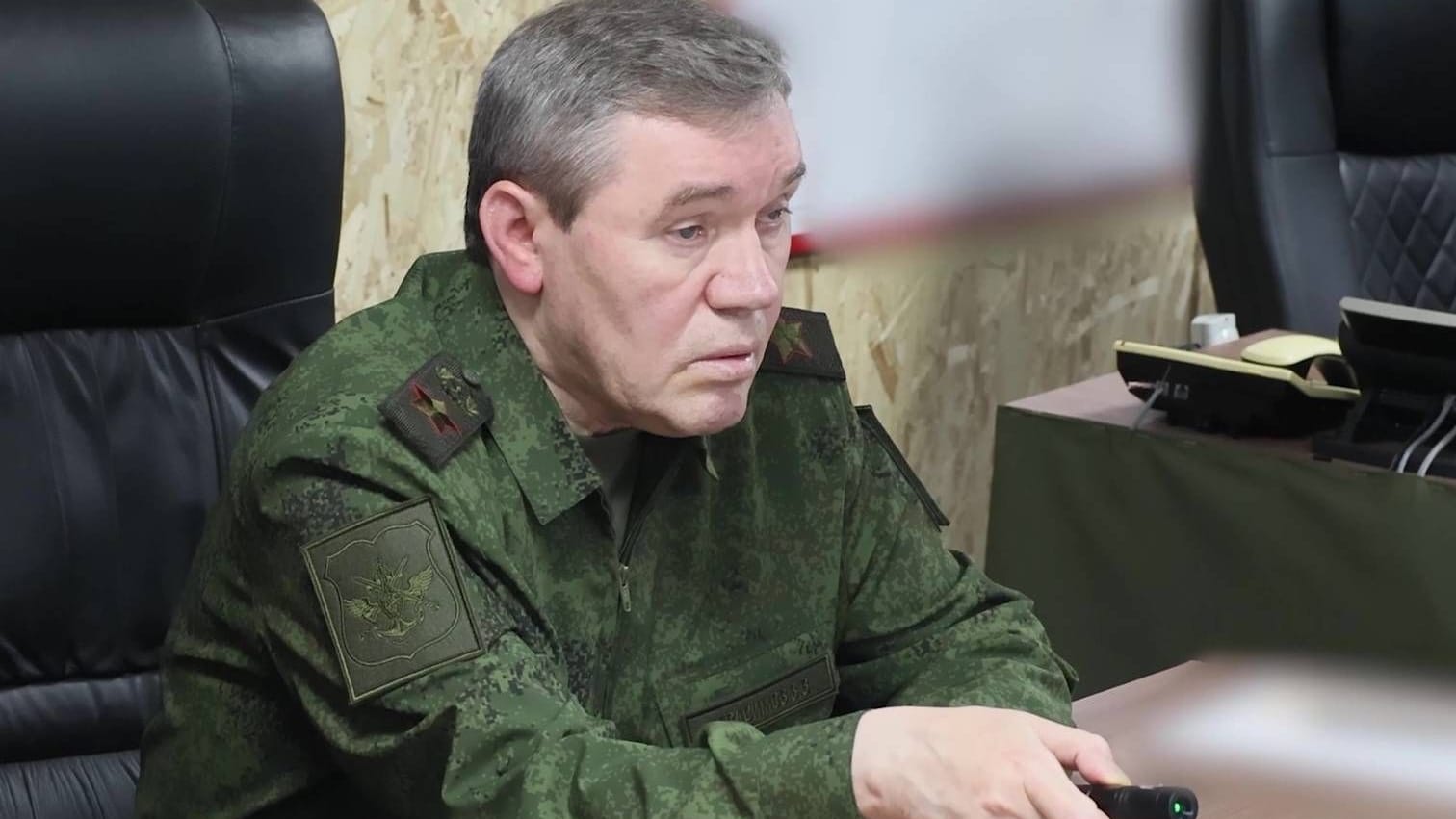 Waleri Gerassimow bei einem Besich der russischen Truppen.