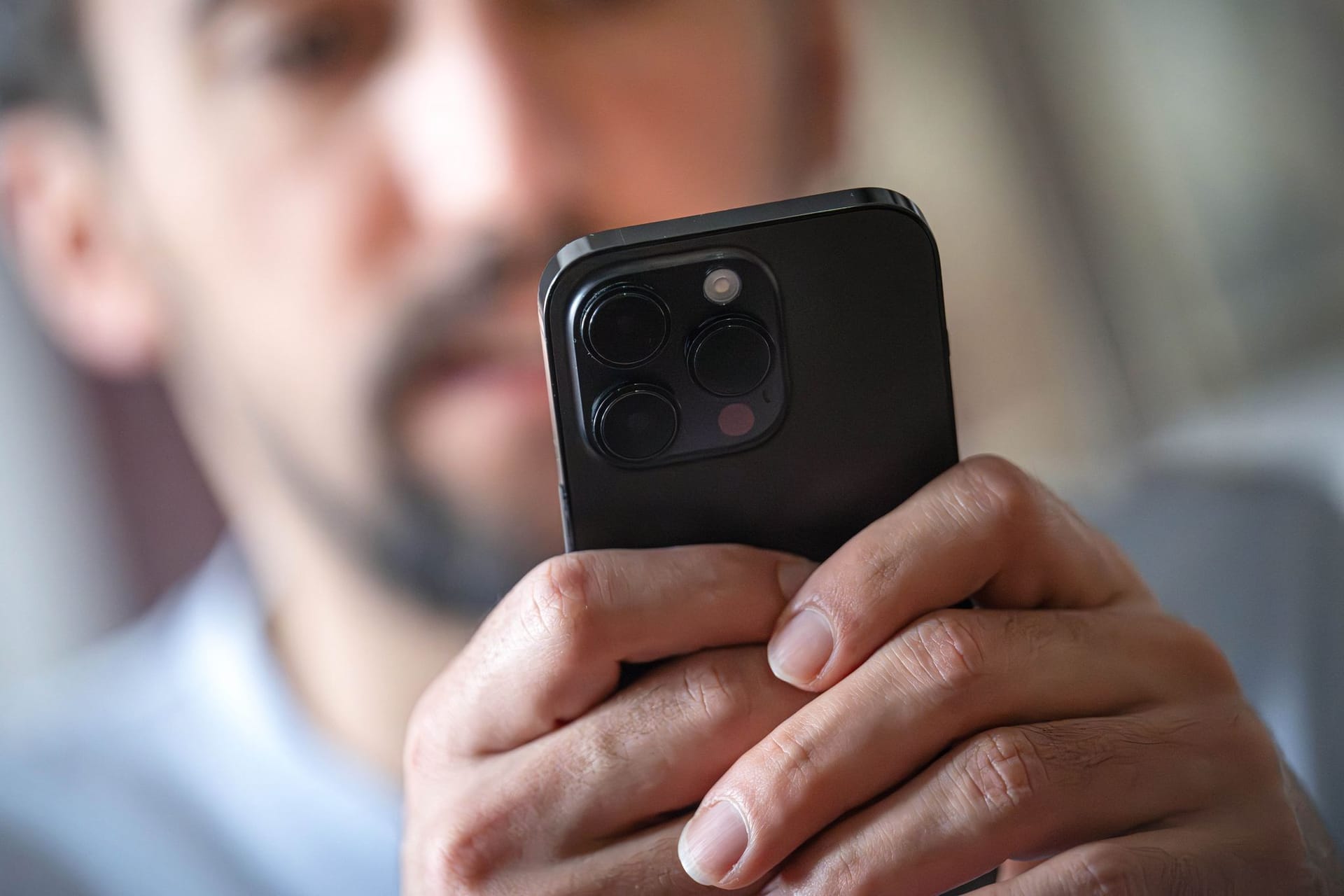 Ein Mann schaut auf ein Smartphone