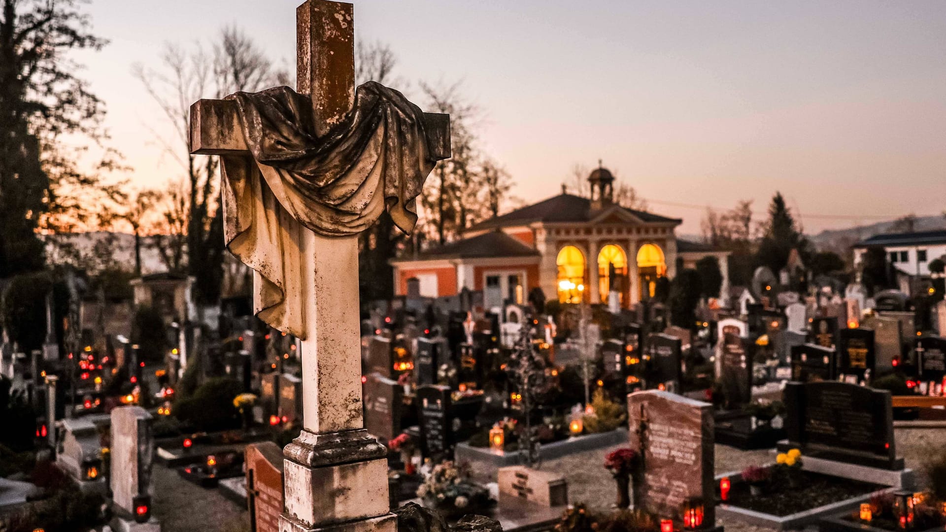 Ein Friedhof im Abendlicht (Symbolfoto): Um das Thema Tod und Beerdigung ranken sich viele Vorurteile.