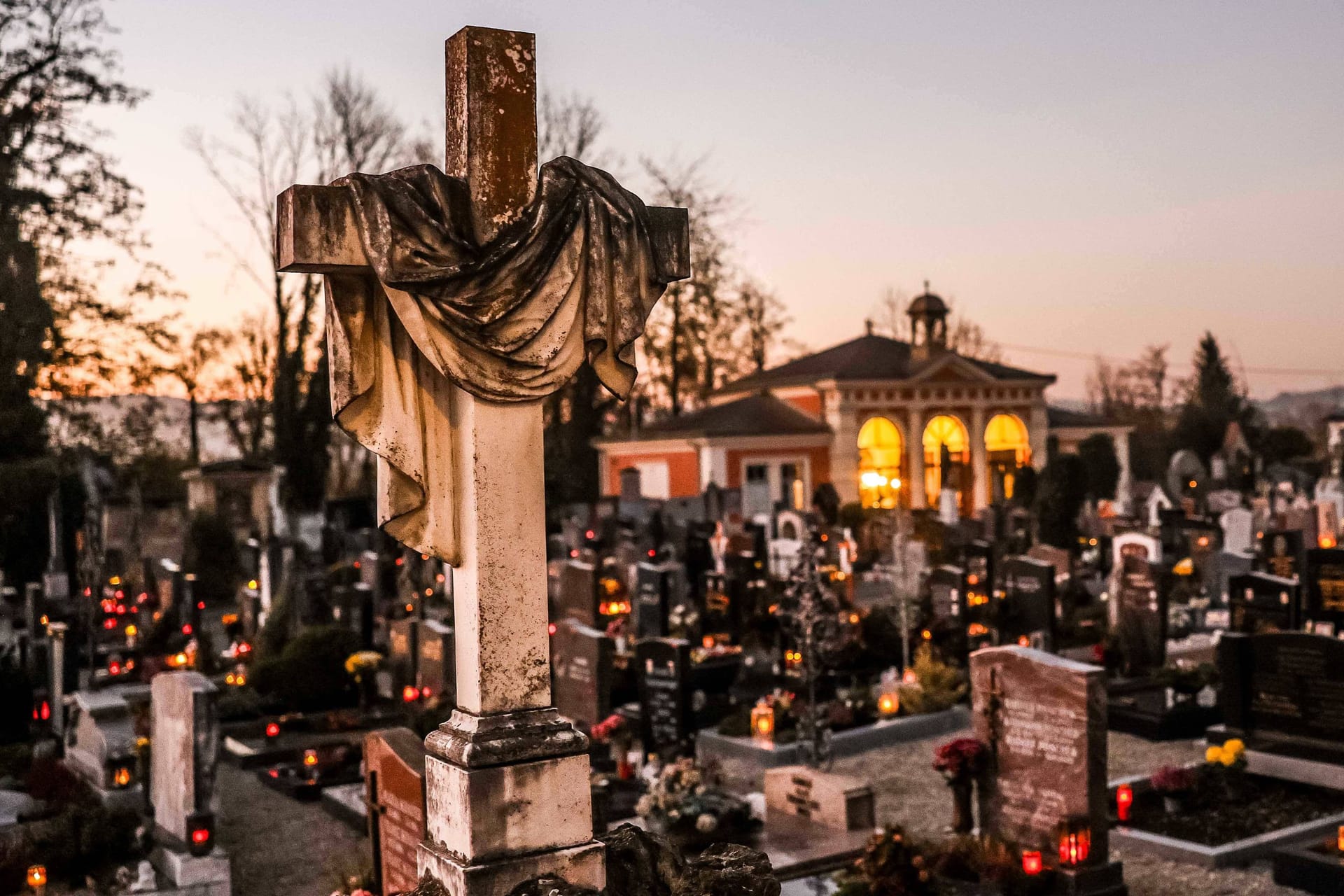 Ein Friedhof im Abendlicht (Symbolfoto): Um das Thema Tod und Beerdigung ranken sich viele Vorurteile.