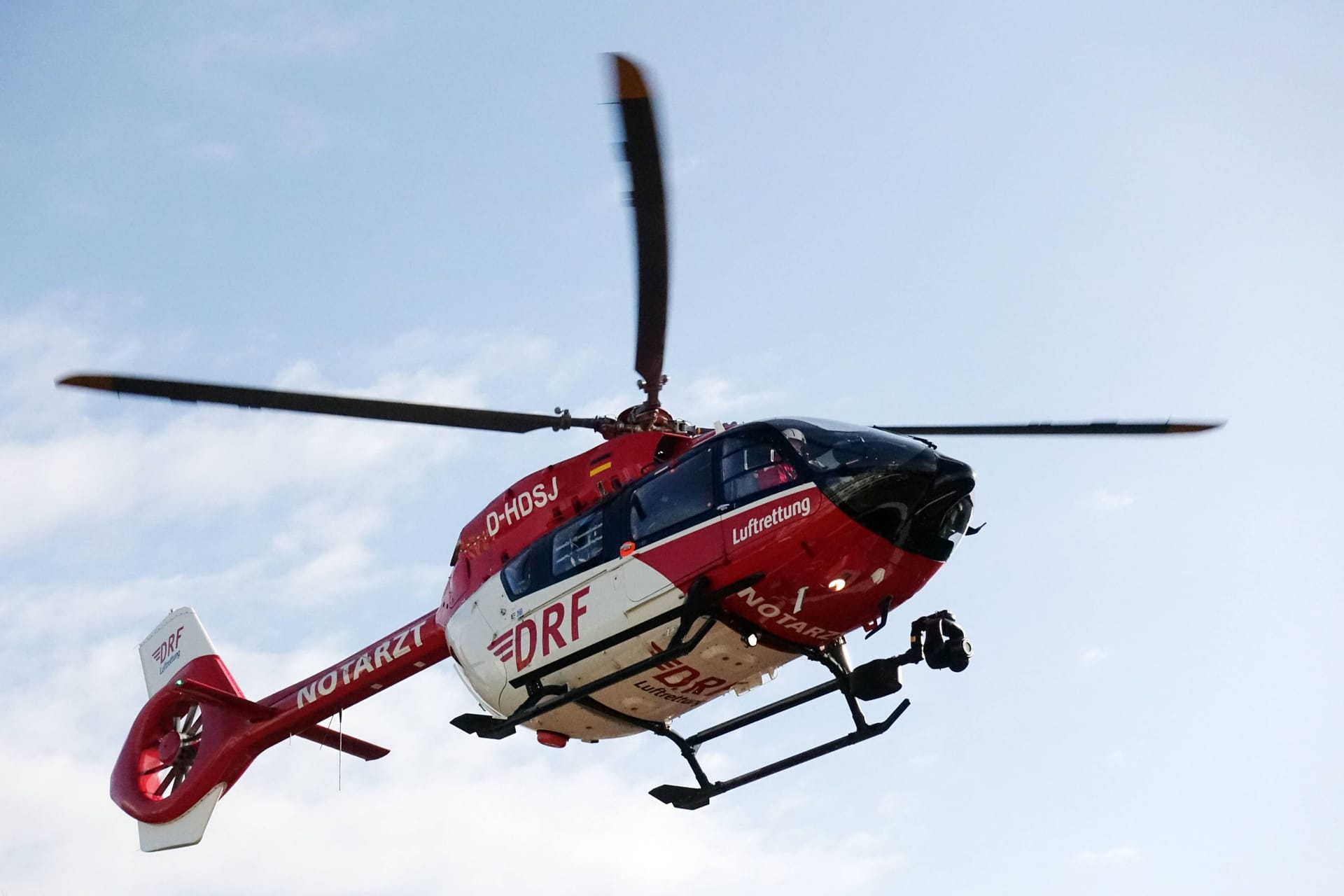 Rettungshubschrauber (Symbolbild): Die Rettungskräfte waren mit drei Rettungshubschraubern im Einsatz.