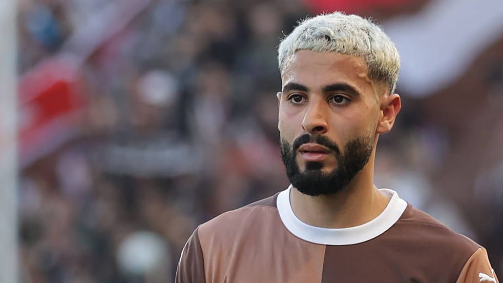 Elias Saad im Trikot des FC St. Pauli (Archivbild): Ab sofort kickt der Flügelstürmer für den Erstliga-Konkurrenten FC Augsburg.
