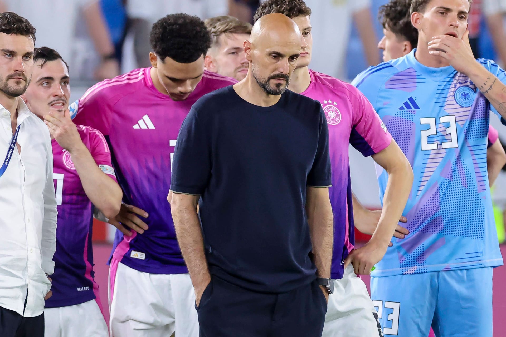 Deutschlands U21 spielt ein starkes Turnier und kämpft sich im Finale gut zurück. Während die Defensive aber einige Probleme hat, kann ein Offensivspieler begeistern. Die Einzelkritik. Deutschlands U21 spielt ein starkes Turnier und kämpft sich im Finale gut zurück. Während die Defensive aber einige Probleme hat, kann ein Offensivspieler begeistern. Die Einzelkritik.