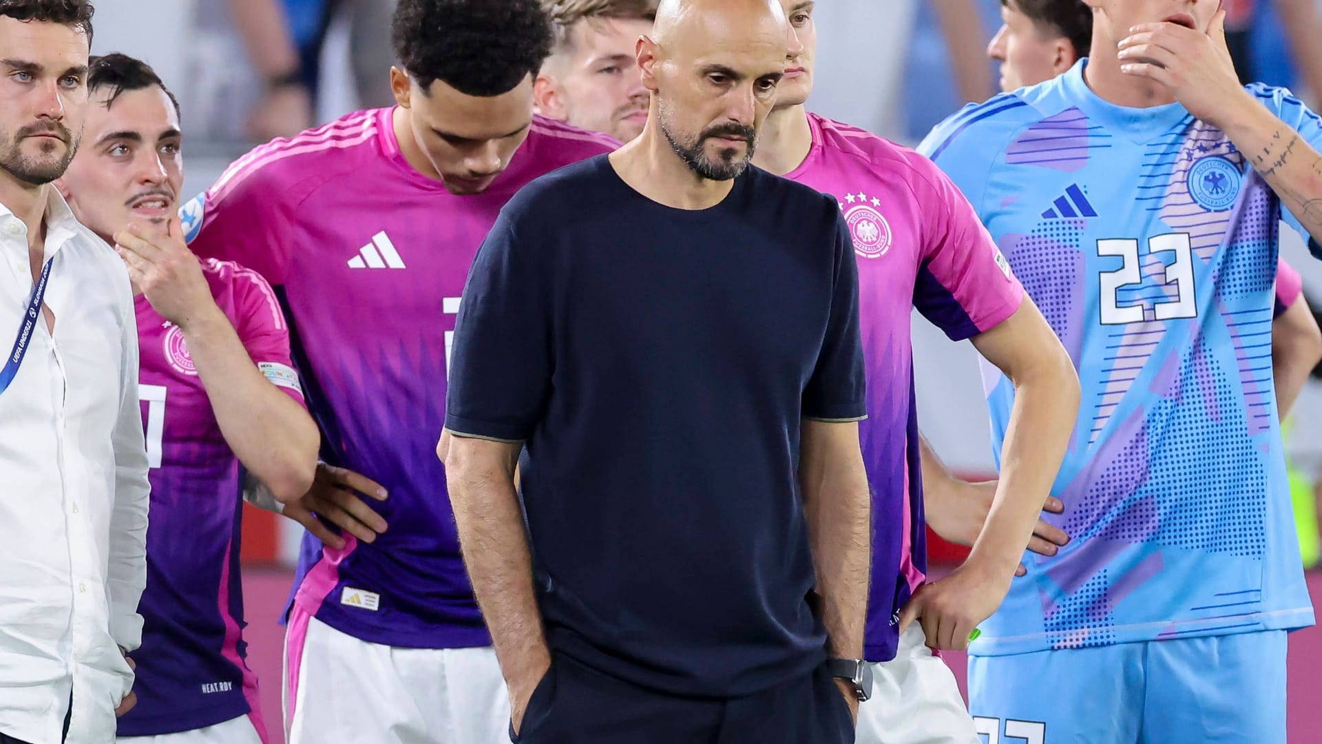 Deutschlands U21 spielt ein starkes Turnier und kämpft sich im Finale gut zurück. Während die Defensive aber einige Probleme hat, kann ein Offensivspieler begeistern. Die Einzelkritik.