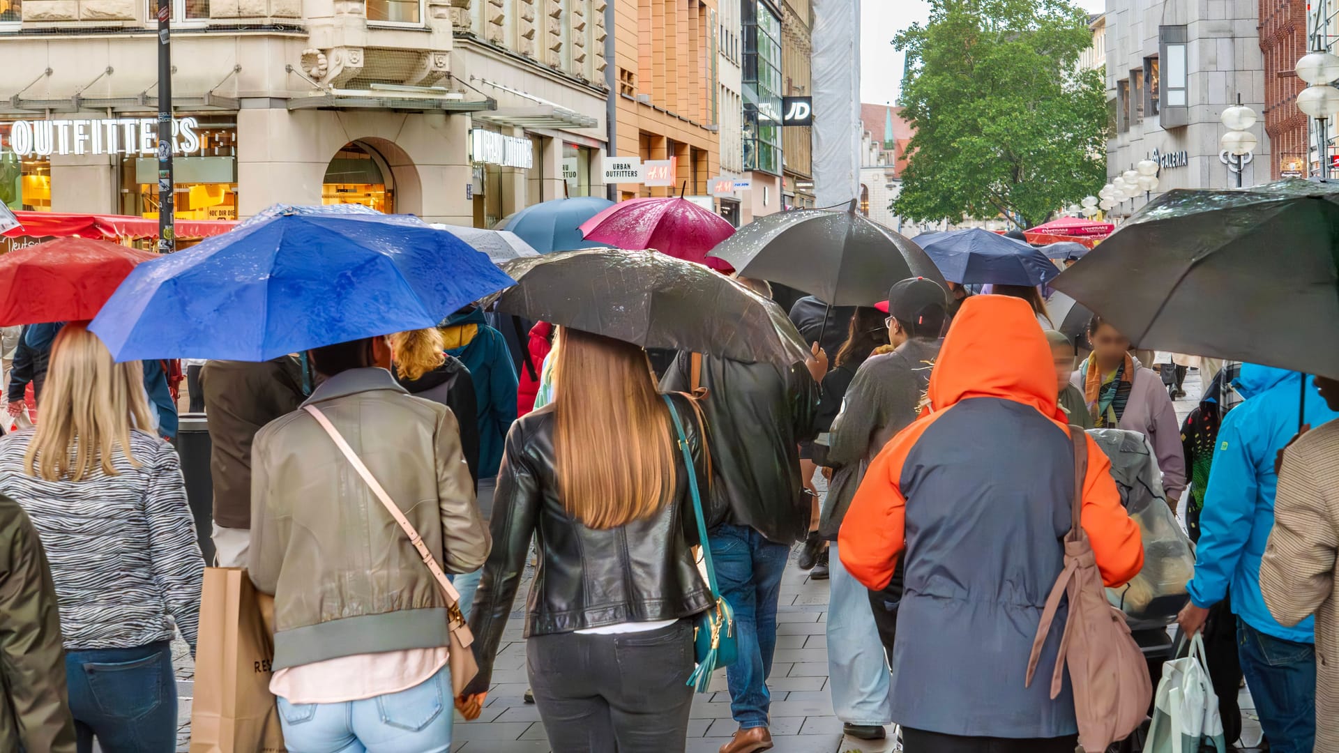 Menschen sind mit Regenschirmen in der Münchner Innenstadt unterwegs (Archivbild): Am Montag wird das Wetter in der bayerischen Landeshauptstadt ungemütlich.